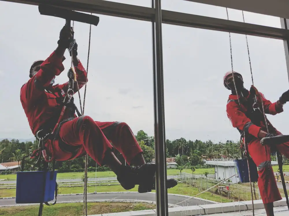 Dış cephe cam temizliğini yapan profesyonel ekip