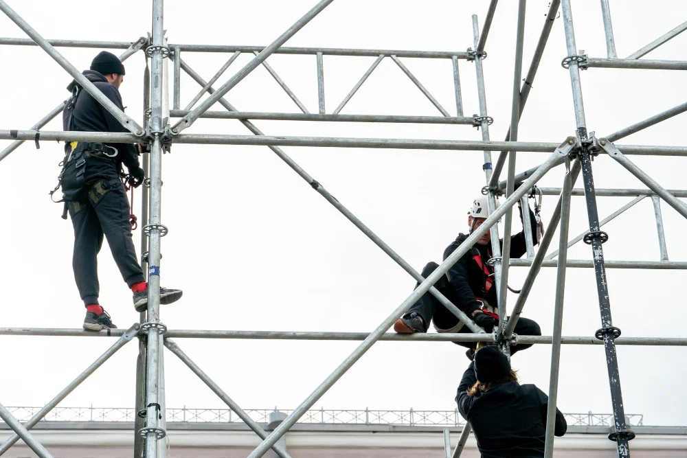 Yüksek kotta kurumsal tabela montajı